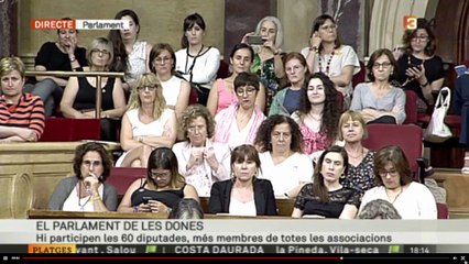 El parlament de les dones aplaudeix Tamara Carrasco