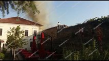 Bie zjarr në një banesë në Kalanë e Elbasanit, katër zjarrfikëse në luftë me flakët