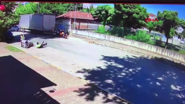 BURSA Uygulama yapan trafik polisine çarpıp yaraladı