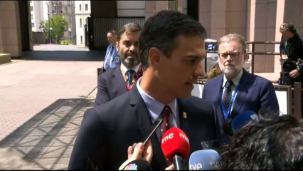 Sánchez anunciará este martes la fecha de la investidura pese a seguir en Bruselas