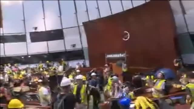 Manifestantes consiguen entrar y tomar el Parlamento de Hong Kong en el plena oleada de protestas