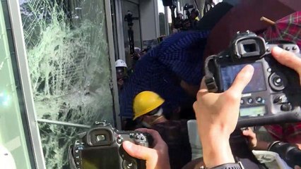 Manifestantes tentam entrar no Parlamento de Hong Kong