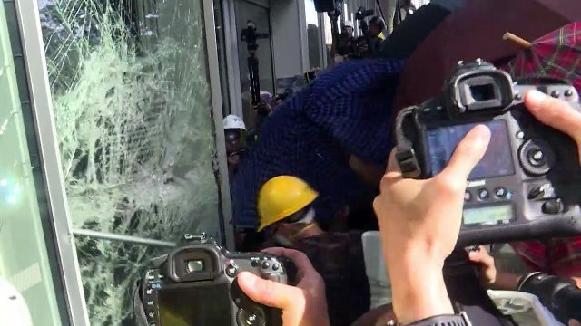 Manifestantes tentam entrar no Parlamento de Hong Kong