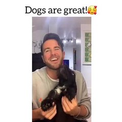 Il a léché son visage, c'est une preuve que la chanson est vraie. Les chiens sont super !