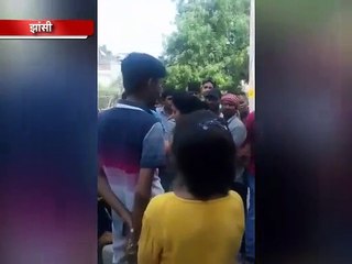 महिला को परेशान करने वाले शोहदे को बंधक बनाकर जमकर पीटा