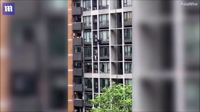 Un père escalade un immeuble pour sauver son fils de 7 ans