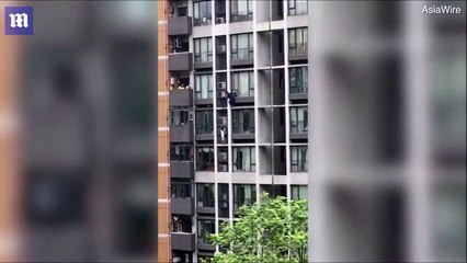 Un père escalade un immeuble pour sauver son fils de 7 ans
