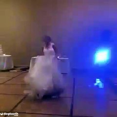 Cette mariée a vraiment un partenaire de danse adorable