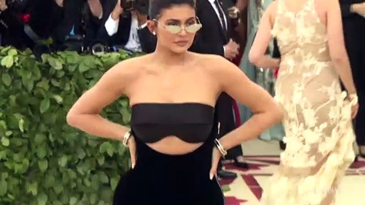 Khloe Kardashian Calls Jordyn Woods “FAT”! Kylie Jenner STOPS Her Sisters From Bullying Jordyn!