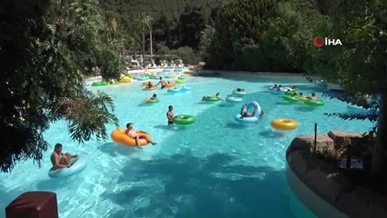 Sıcaktan bunalan su parkına koşuyor