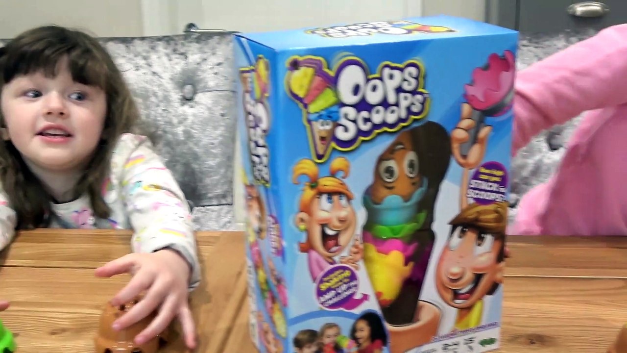 Sophia, Isabella e Alice Brincando de Fazer Sorvete Casquinha Gigante