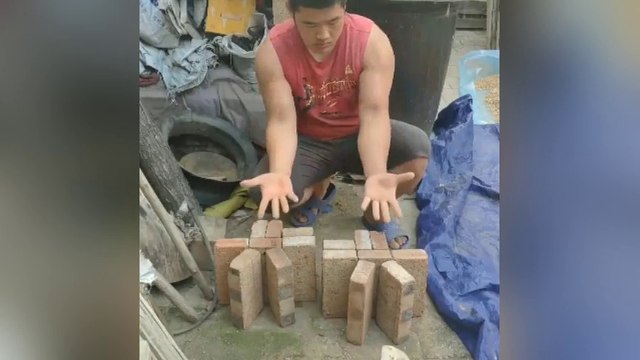 Un ouvrier parvient à soulever 16 briques avec ses doigts !