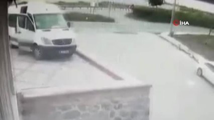 Ayağı takılan tur şirketi çalışanı 3 metreden böyle düştü