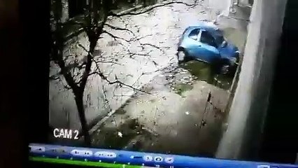 La llamó por teléfono, la insultó y destruyó parte de la pared del living en Lanús