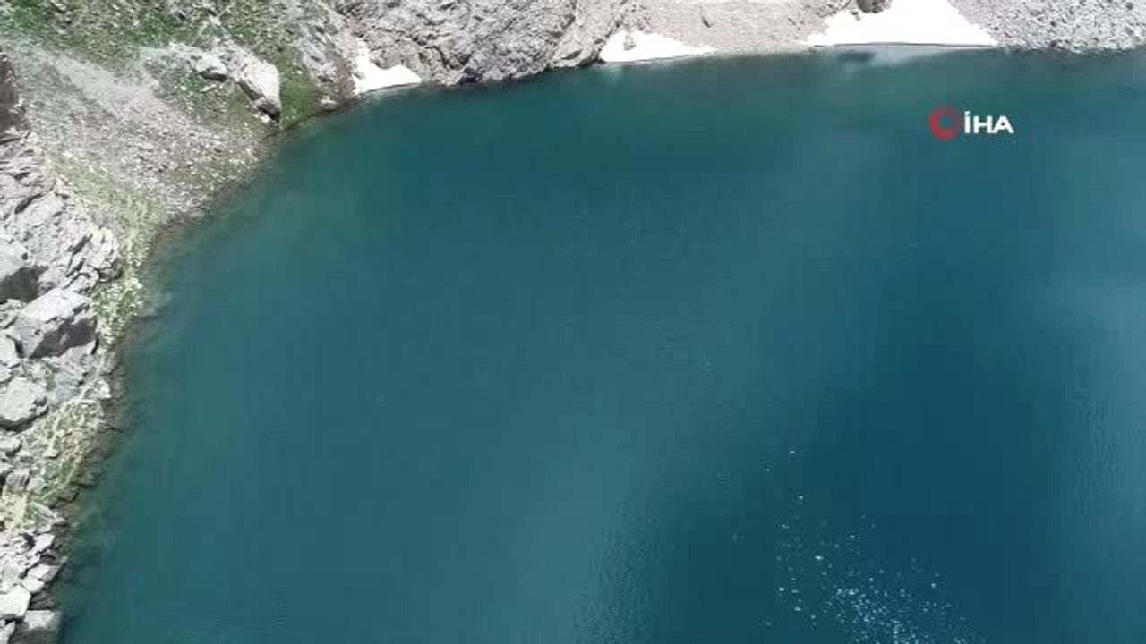 Görenleri hayran bırakan manzara... Bolkar zirvesindeki kar ve göl manzarası havadan görüntülendi