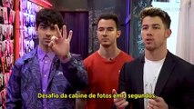 LEGENDADO - LATE LATE SHOW | Jonas Brothers no Desafio da Cabine de Fotos
