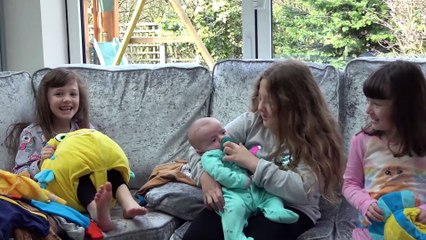 Sophia, Isabella e Alice Mostrando nossas Roupas da Disney Princesa e do Bebê