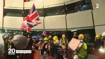 Hong Kong : Les images des violences hier en plein centre-ville alors que des centaines de personnes sont entrées en force dans le parlement