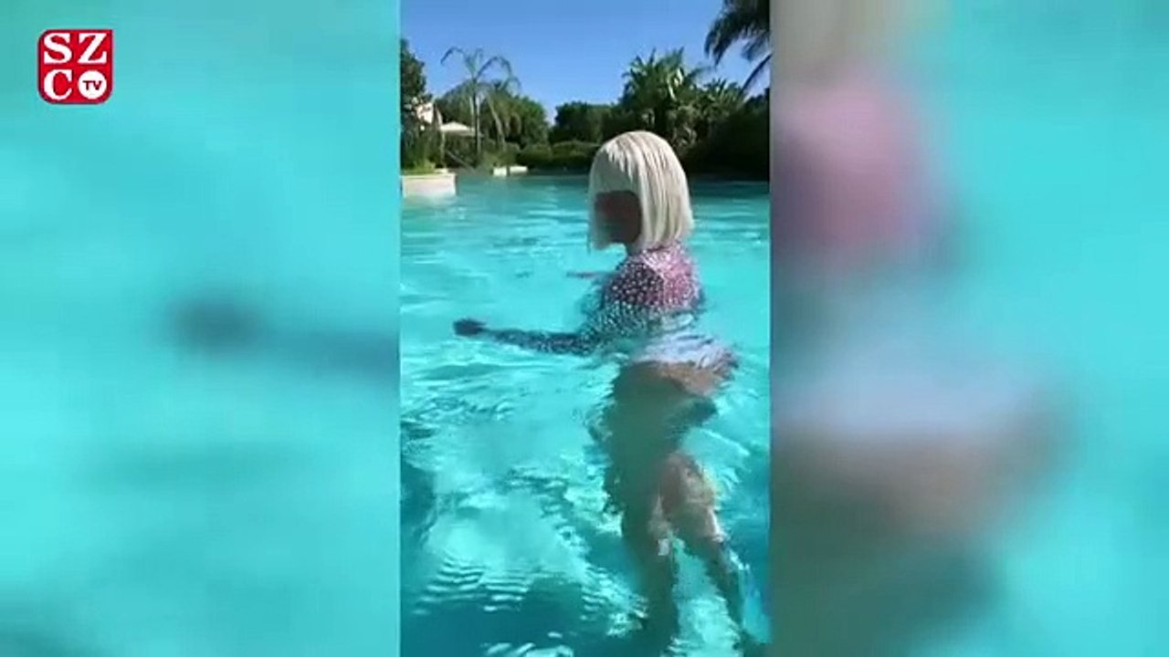 Jelena, ceket ve topuklu ayakkabı ile havuza girdi