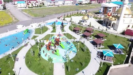 Sıcaktan bunalan çocuklar süs havuzuna akın etti