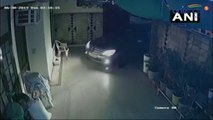 Delhi के Model Town में Gunpoint पर व्यापारी से लूट, Viral CCTV Video | वनइंडिया हिंदी