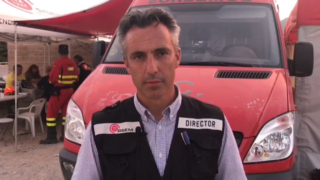 Bomberos extinguen uno de los focos en el incendio de Cadalso