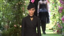 Christian Dior viaja en el tiempo en su último desfile en París