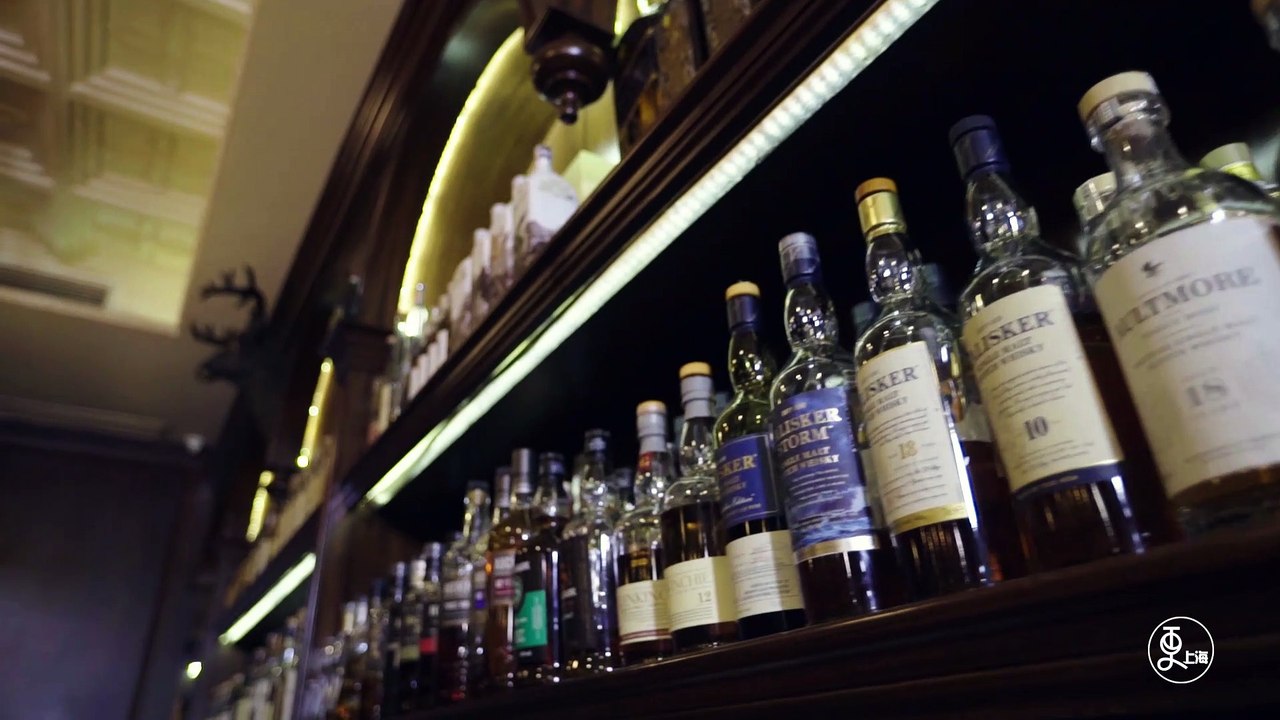 他坚持复原经典鸡尾酒，被誉为“中国精调鸡尾酒教父