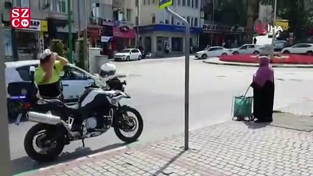 Örnek polis yaşlı kadını hem karşıdan karşıya geçirdi, hem su ikram etti
