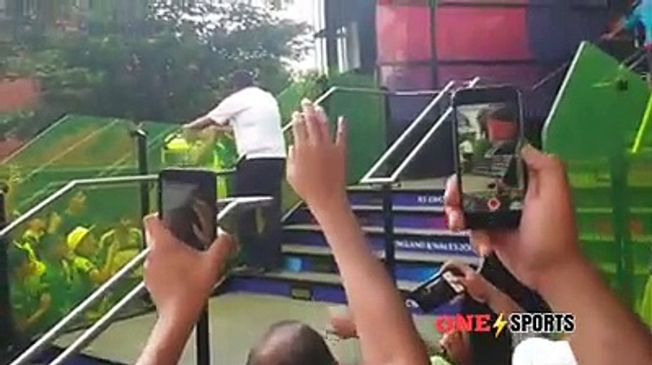 Pak Fans Celebration during Pak Team Leaving ground #PAKvsAFG #CWC19