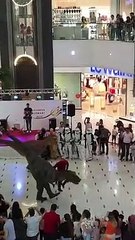 Halay çeken dinozorlar paylaşım rekoru kırdı