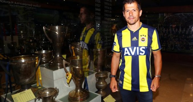 Emre Belözoğlu, 2010-2011 sezonu şampiyonluk kupası önünde poz verdi