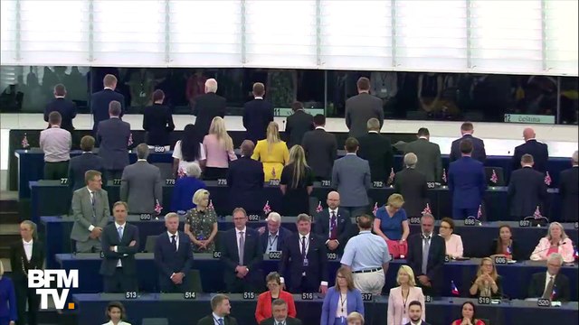 Les Britanniques du Brexit Party tournent le dos lors de l'hymne européen au Parlement, à Strasbourg