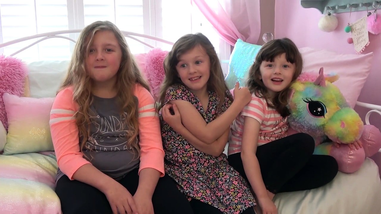 Sophia, Isabella e Alice Brincando de Jogar Papel uma na Outra