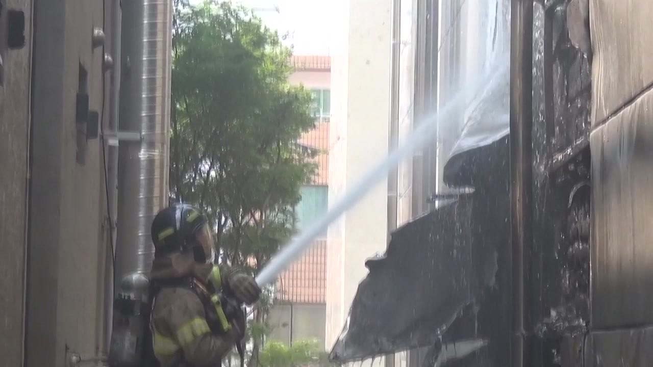 논현동 신축공사장 불...담뱃불 원인 추정 / YTN