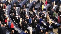 Durant l'hymne d'ouverture de la session inaugurale du Parlement Européen de Strasbourg, les élus RN restent assis tandis que les élus Britanniques pro-Brexit tournent le dos