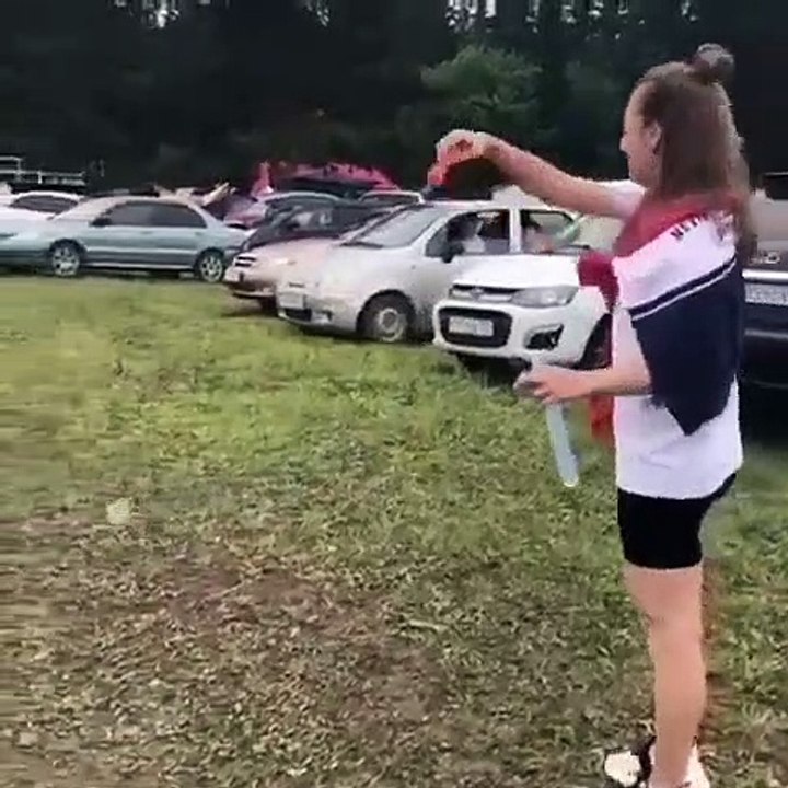 2 mecs atterrissent sur une voiture en parachute