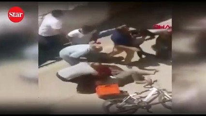 Kadınlar sokak ortasında birbirine girdi, vatandaşlar zor ayırdı