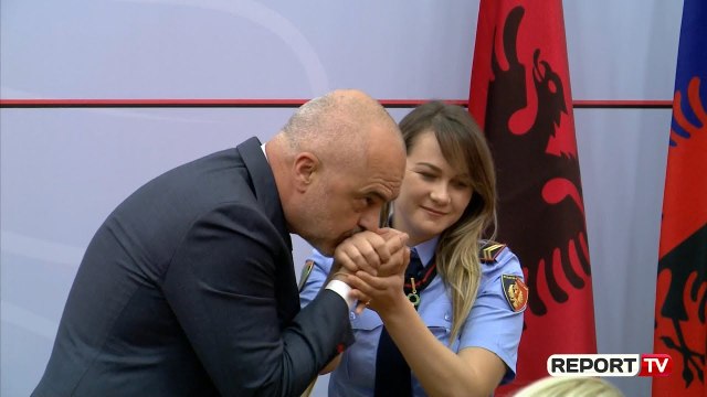 Humbi gishtat në protestën e opozitës, Rama i jep efektives Ina Nuka 'Yllin e mirënjohjes'