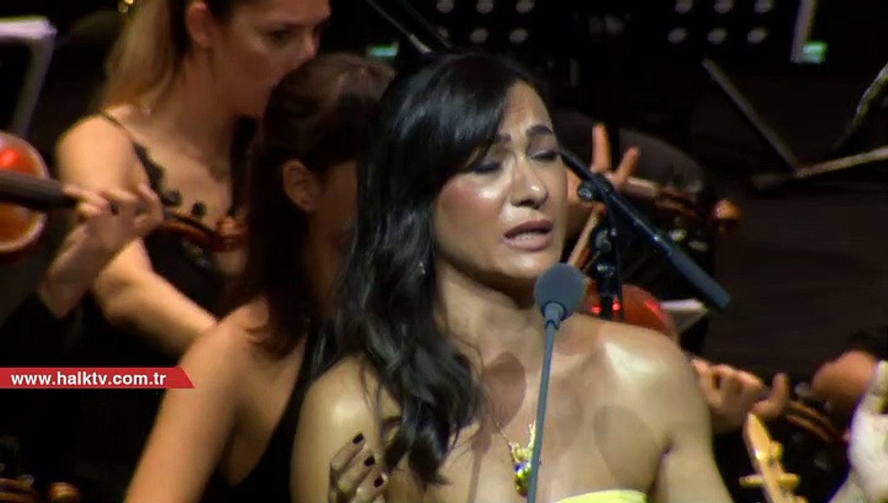 Livaneli'nin konserinde duygusal anlar: Berkin Elvan'ın ailesi ve Türkan Saylan görüntüleri