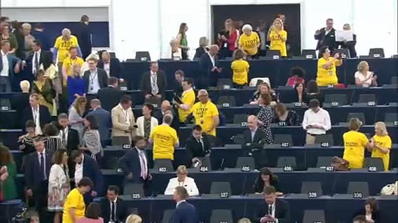 Freund und Feind von Brexit zeigen Flagge im EU-Parlament