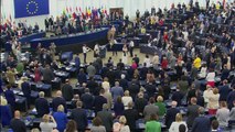 Eurodiputados británicos pro-Brexit le dan la espalda a himno de UE