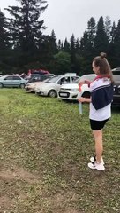 Une fille fait des bulles sur un parking