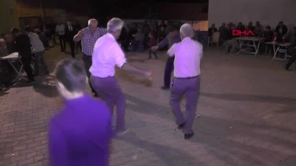 KÜTAHYA Köy düğününde motorlu testere ile temsili tıraş geleneği