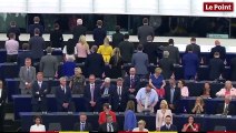 Les élus du Brexit Party tournent le dos au  parlement européen pendant l'hymne