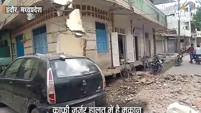 जर्जर मकान का छज्जा गिरा, बाल-बाल बचे राहगीर