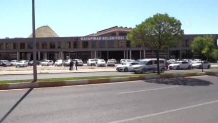 İşten çıkarıldı, geceyi belediye önünde geçirdi