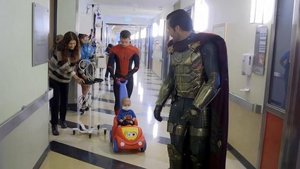 Spider-man rend visite à des enfants hospitalisés de Los Angeles