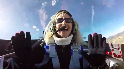 Elle fini Ko en prenant 8G dans un avion en pleine accélération