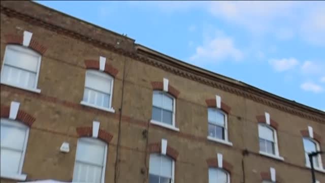 Halla en su casa de Londres el cadáver congelado de un hombre llegado del cielo